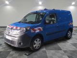 une camionnette bleue avec une bande rouge et blanche sur le côté