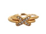 Gros plan sur une bague en or ornée de diamants