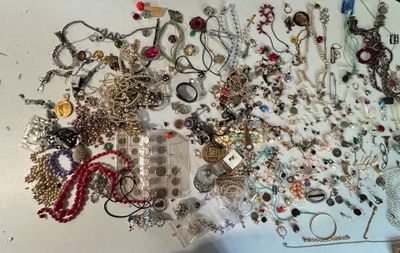 une table sur laquelle sont posés de nombreux bijoux