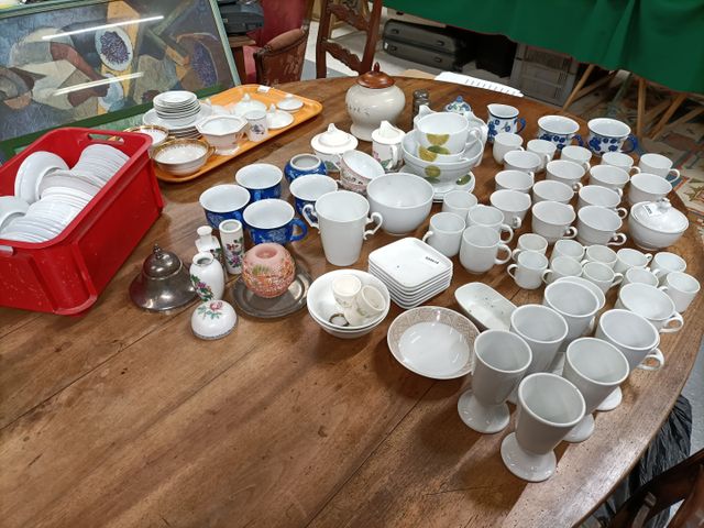 Ensemble de tasses, sous tasses, mazagrans, déjeuners, vases en p