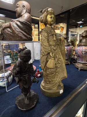 de nombreuses statues différentes exposées dans une vitrine