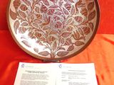 une assiette ornée d'un motif posée sur une table
