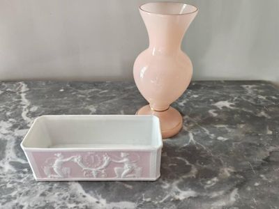 Vase de forme balustre à col évasé en opaline rose souligné de filets  - Photo 1