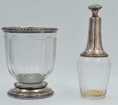 deux vases en verre posés l'un à côté de l'autre sur une table