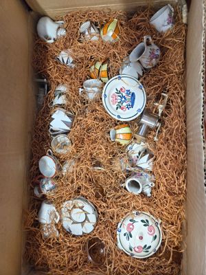 une boîte remplie de tasses à thé et de soucoupes