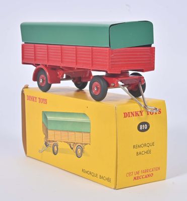 un camion jouet posé sur une boîte