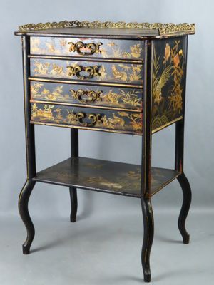 une photo d'une commode noire et dorée