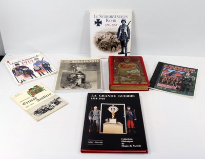 Plusieurs livres sont posés les uns à côté des autres sur une table blanche.