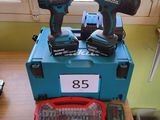 deux outils électriques posés sur une boîte bleue