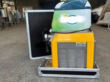 une petite machine posée sur une table