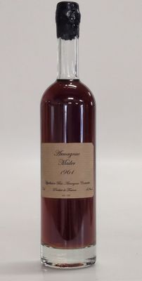 une bouteille d'alcool posée sur une table