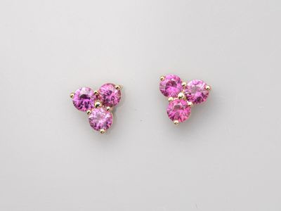 une paire de boucles d'oreilles « Cubicge » roses sur fond blanc
