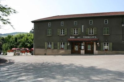 une photo d'un bâtiment avec une enseigne sur la façade