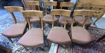 8 chaises placage acajou tissu à motifs losangés dorés