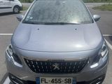l'avant d'une voiture argentée garée dans un parking