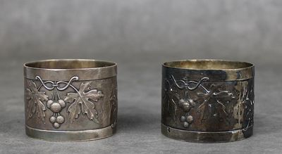 paire de serviettes anciennes en argent ornées de raisins et de feuilles