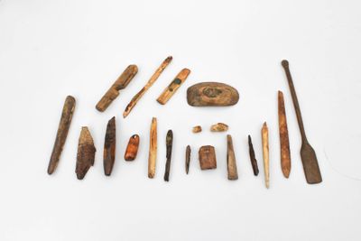 Sac comprenant 18 éléments divers eskimo dont une pagaie min…