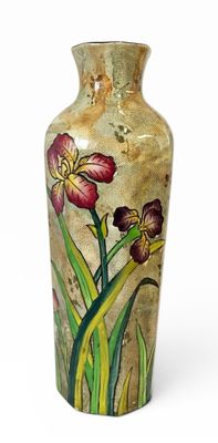 un vase orné d'une peinture représentant une fleur