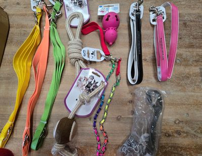un grand nombre d'éléments différents posés sur la table