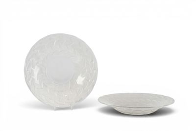LALIQUE, René (1860-1945). Paire de plats creux en cristal m…
