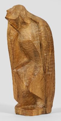 sculpture en bois représentant un homme assis sur une chaise, de dos par rapport à la caméra