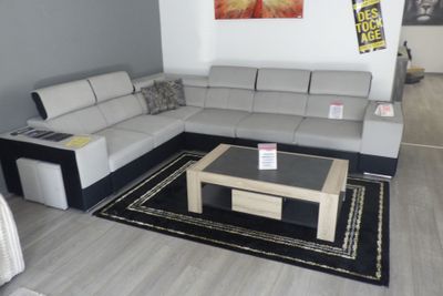 un salon avec un canapé et une table basse