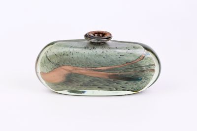 une boîte en verre contenant la photo d'une femme