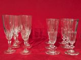 quatre verres à vin sont alignés sur un support rouge