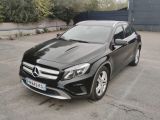 Le SUV Mercedes GLA est garé sur un parking