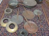 de nombreuses casseroles et poêles posées sur un tapis, par terre