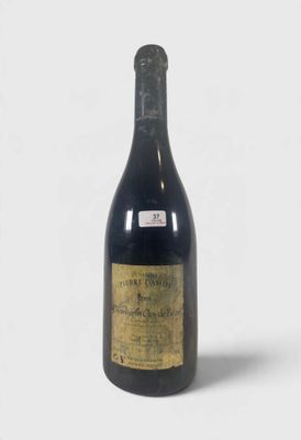 une bouteille de vin posée sur une table