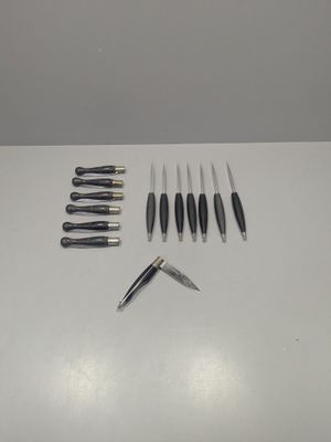 un grand nombre d'outils posés sur la table