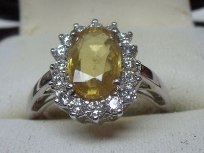 Bague en or blanc 18K, sertie d’un saphir jaune de taille ov…