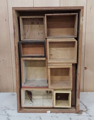 une armoire en bois comportant plusieurs étagères et dans laquelle se trouve une souris