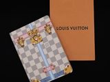 étui à passeport Louis Vuitton à carreaux blancs et roses, avec des finitions dorées
