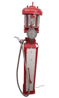 une pompe à essence rouge et blanche à laquelle est raccordé un tuyau