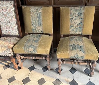 QUATRE CHAISES dépareillées dont deux à tapisserie de volati…