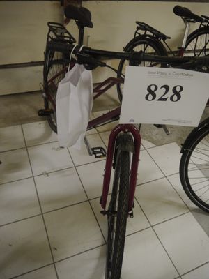 deux vélos exposés dans un magasin