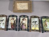 cinq cartes représentant des femmes, posées sur une table
