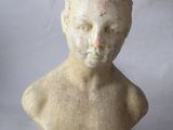 une petite statue représentant un garçon coiffé d'une couronne
