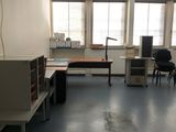 une salle équipée de bureaux et de chaises