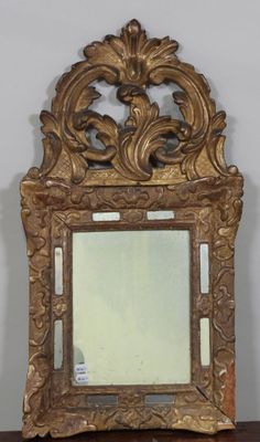 un miroir posé sur une table en bois