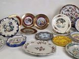de nombreuses assiettes posées sur une table blanche