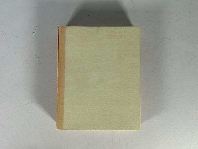 une boîte blanche avec un couvercle marron posée sur une surface blanche