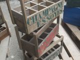 une pile de caisses posée sur une palette