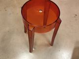 une petite table avec un plateau en verre, posée à même le sol