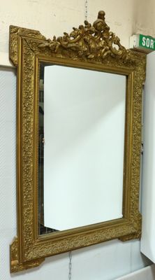 un miroir sur le mur au-dessus d'un lavabo dans une salle de bains