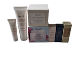 une boîte de produits de soin pour la peau sur fond blanc