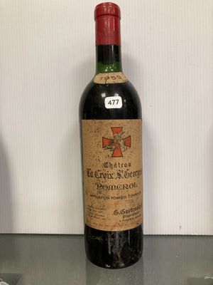 une bouteille de vin rouge posée sur une table en verre