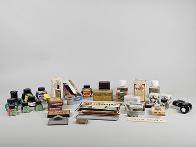 un grand nombre d'objets posés sur une table
